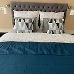 Hollik Apartmanhaz Апарт-отель 4*