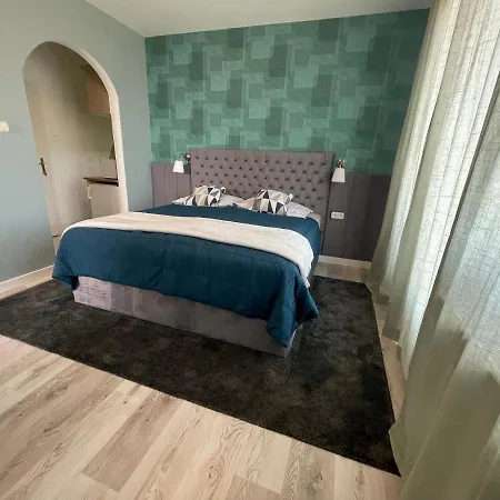 Hollik Apartmanhaz 4* バラトンフレド