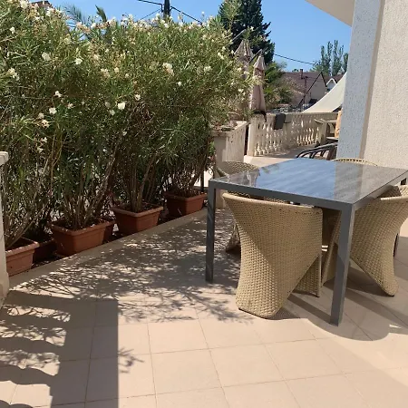Hollik Apartmanhaz 4*