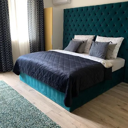 Hollik Apartmanhaz 4*