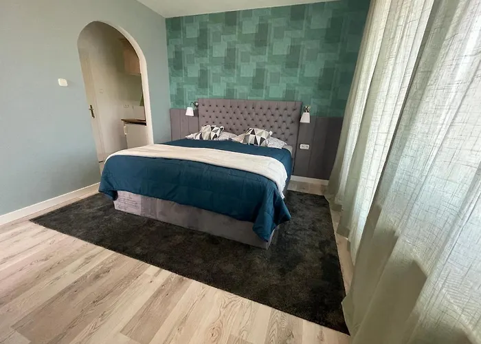 Hollik Apartmanhaz 4* Balatonfured