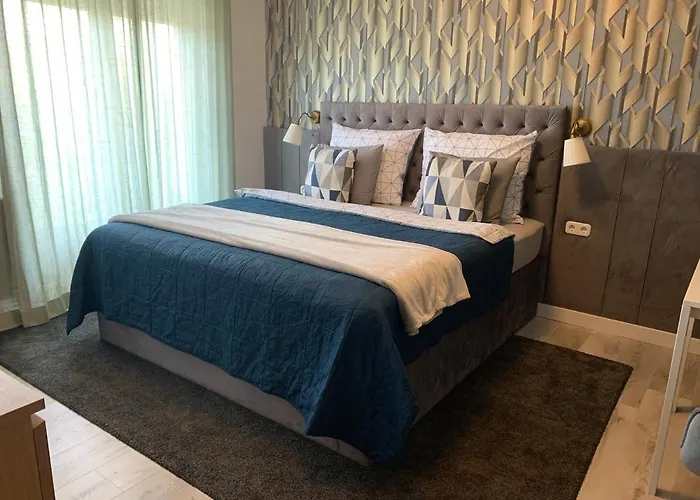 Hollik Apartmanhaz 4*