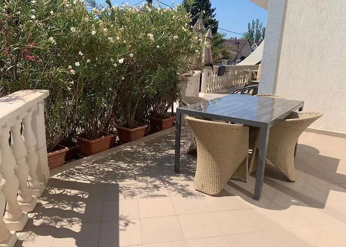 Hollik Apartmanhaz 4*