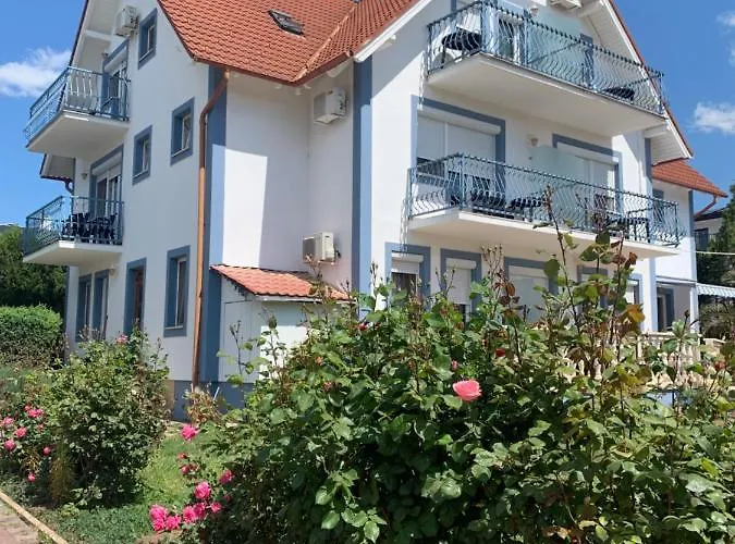 Hollik Apartmanhaz 4* Балатонфюред